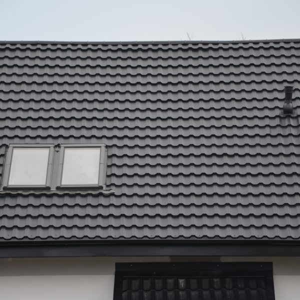Dachówka stalowa Ruukki Finnera czarna, podkreślająca minimalistyczny charakter bryły.